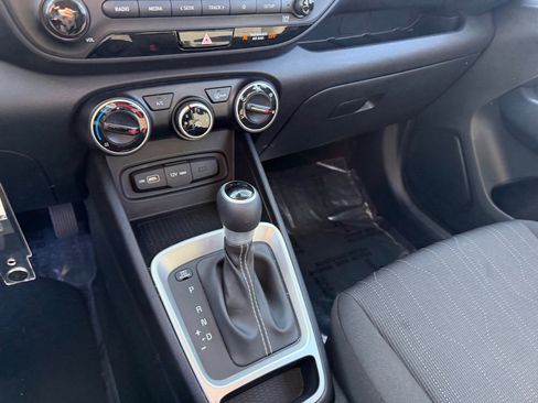 Certified 2022 Hyundai Venue SE image 13