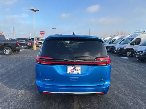 New 2026 Chrysler Pacifica Select AWD/4WD image 4