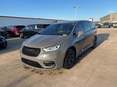 Used 2022 Chrysler Pacifica Limited w/ Uconnect Theater Family Group