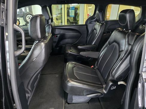 Used 2025 Chrysler Pacifica Select image 35