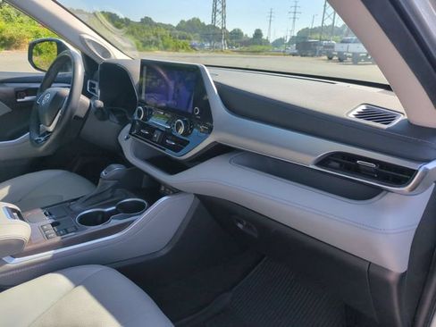 Used 2023 Toyota Highlander Platinum FWD image 36