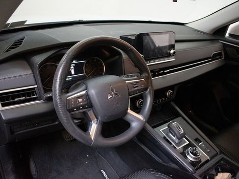 Used 2024 Mitsubishi Outlander ES image 21