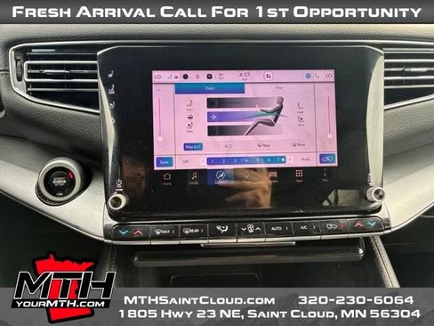 Used 2024 Jeep Wagoneer L Series II AWD/4WD image 13