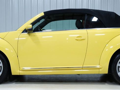 Used 2013 Volkswagen Beetle 2.5 image 2