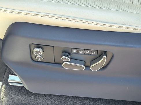 Used 2023 Bentley Bentayga Plug-In Hybrid AWD/4WD image 22