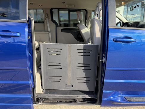 Used 2013 Dodge Grand Caravan SXT image 26