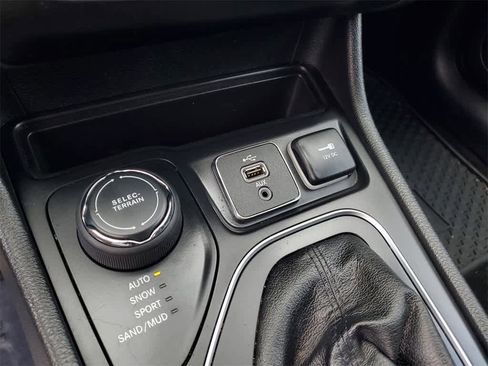 Used 2019 Jeep Cherokee Latitude Plus w/ Comfort/Convenience Group image 30