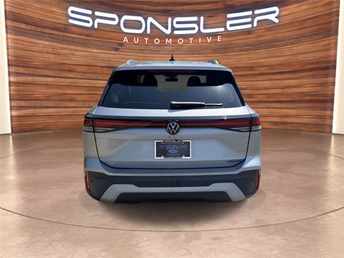 Used 2025 Volkswagen Tiguan SE FWD image 5