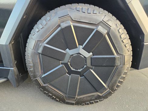 Used 2024 Tesla Cybertruck AWD Crew Cab image 19