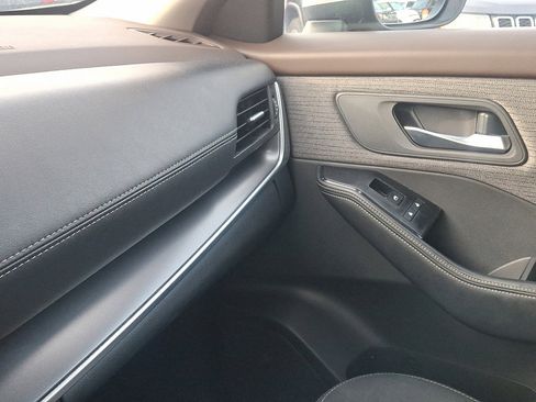 Used 2023 Nissan Rogue SV image 30