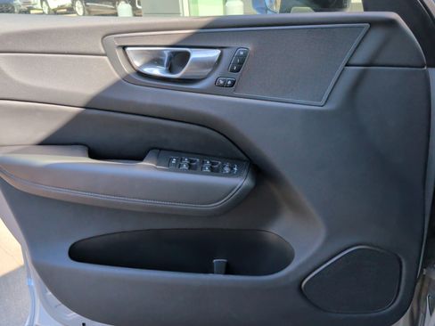 Used 2025 Volvo XC60 B5 Plus image 28