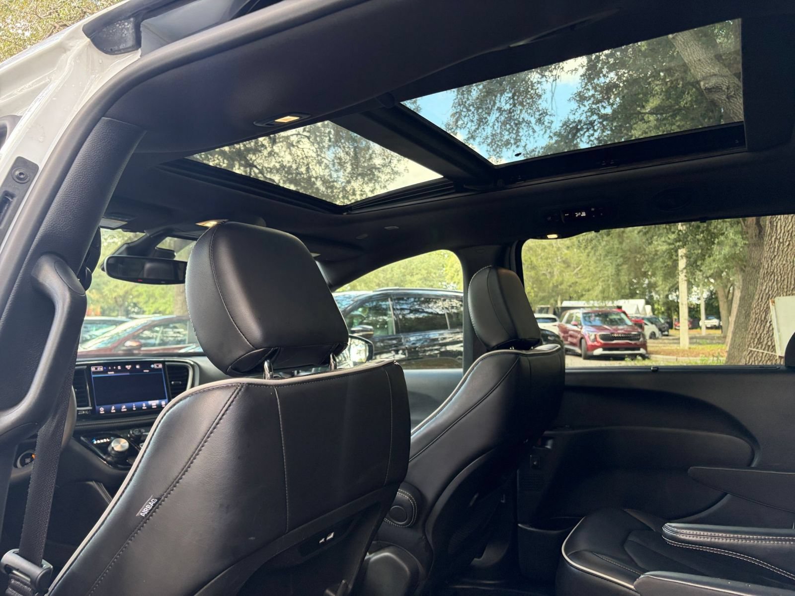 Used 2025 Chrysler Pacifica Limited FWD image 32