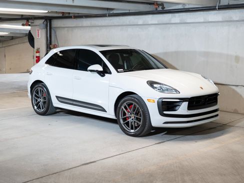 Certified 2022 Porsche Macan S AWD/4WD image 7