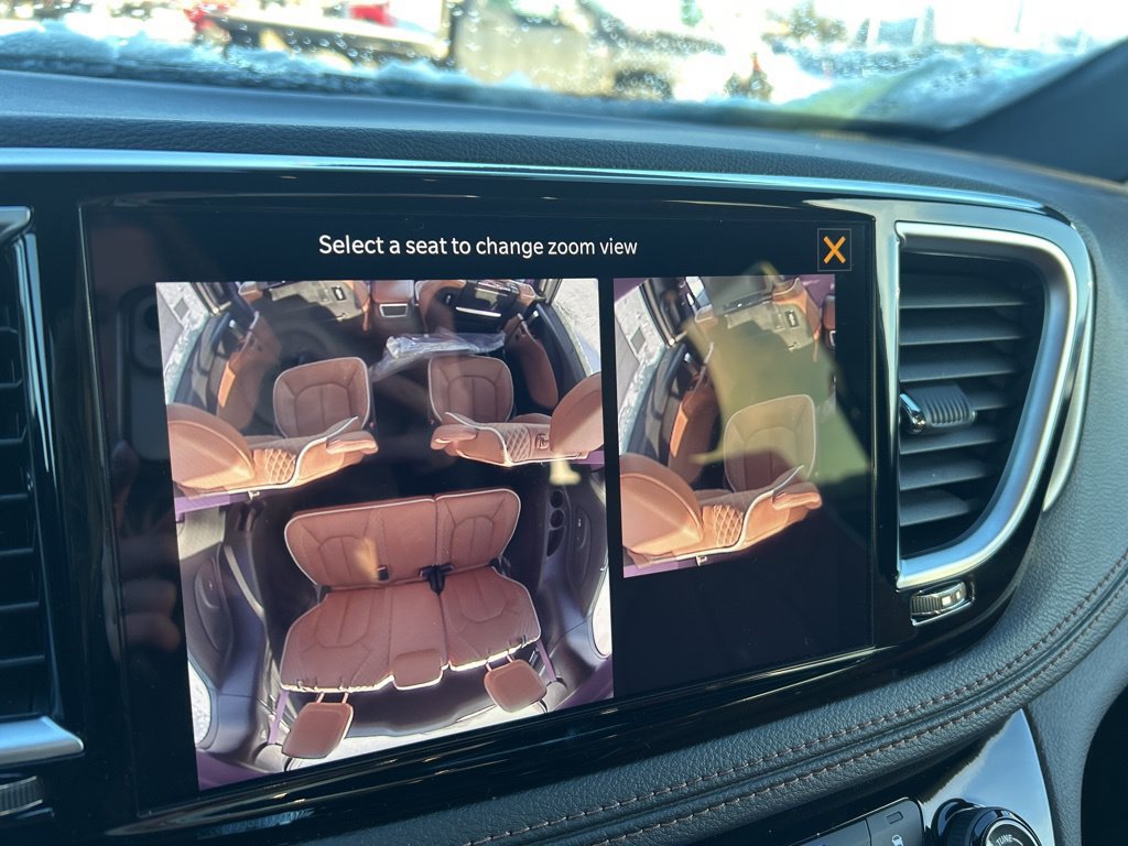 New 2026 Chrysler Pacifica Pinnacle w/ Trailer Tow Group FWD image 25