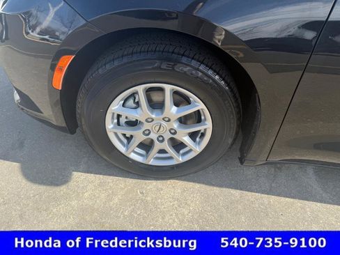 Used 2023 Chrysler Pacifica Touring-L image 10