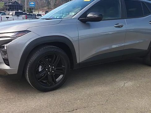 Used 2024 Chevrolet Trax ACTIV w/ Sunroof Package image 3