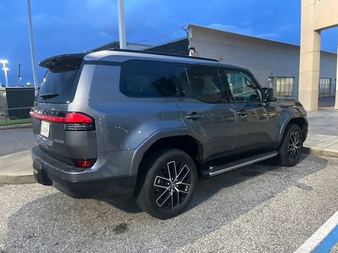 Used 2025 Lexus GX 550 w/ Accessory Package (2T) AWD/4WD image 3