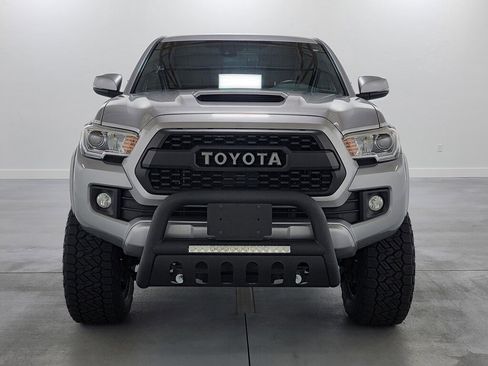 Used 2018 Toyota Tacoma TRD Sport image 3