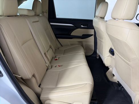 Used 2019 Toyota Highlander XLE AWD/4WD image 29