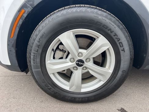 Used 2023 Kia Sorento LX image 8