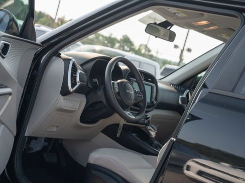 Used 2023 Kia Soul LX FWD image 18
