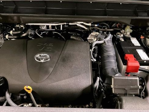 Used 2022 Toyota Highlander XLE AWD/4WD image 10