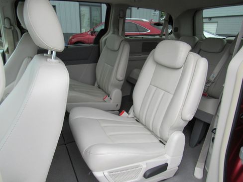 Used 2010 Chrysler Town & Country Touring FWD image 17