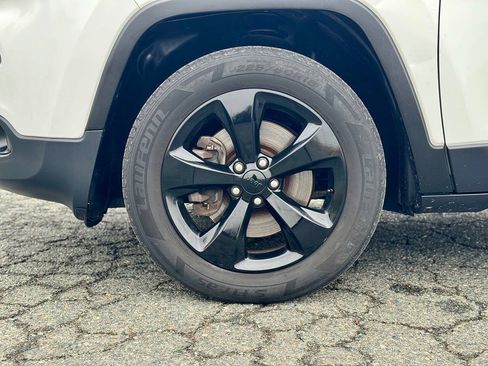 Used 2018 Jeep Cherokee Latitude w/ Altitude Package AWD/4WD image 37