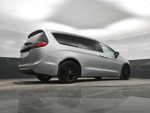 Used 2024 Chrysler Pacifica Touring-L image 37