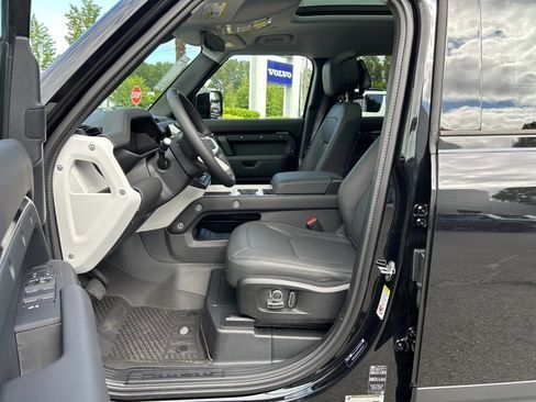 New 2025 Land Rover Defender 130 S image 4