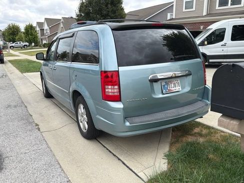 Used 2010 Chrysler Town & Country Touring FWD image 10