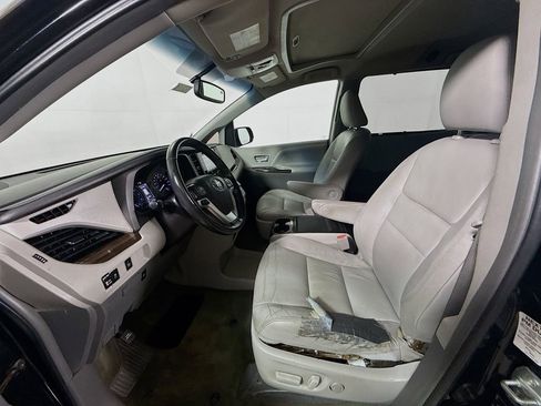 Used 2016 Toyota Sienna XLE image 21