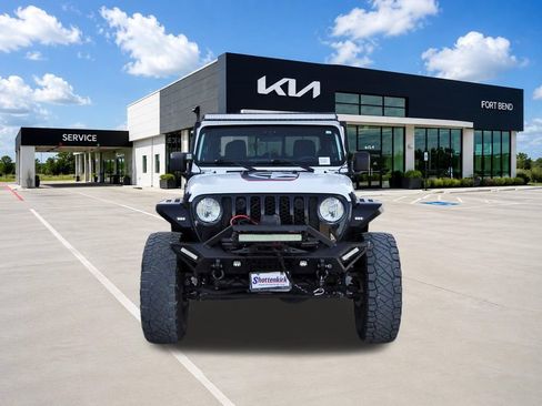 Used 2023 Jeep Gladiator Overland AWD/4WD image 2