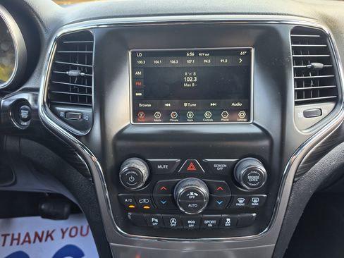 Used 2021 Jeep Grand Cherokee Laredo AWD/4WD image 31