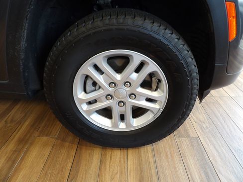 Used 2024 Jeep Grand Cherokee Laredo w/ Luxury Tech Group I AWD/4WD image 4