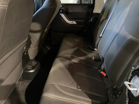 Used 2018 Jeep Wrangler Unlimited Rubicon w/ Connectivity Group image 9