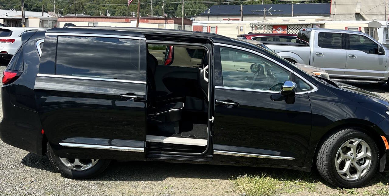 Used 2023 Chrysler Pacifica Limited FWD image 14