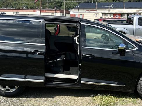 Used 2023 Chrysler Pacifica Limited FWD image 14