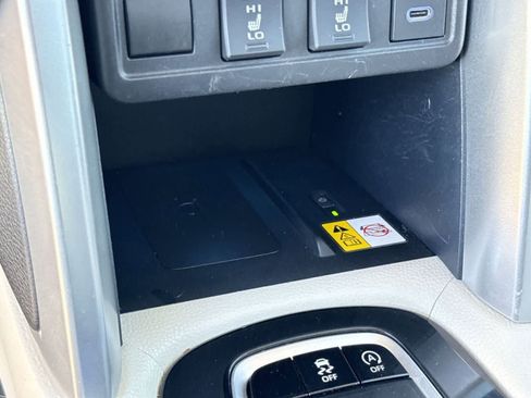 Used 2023 Toyota Corolla Cross XLE image 23