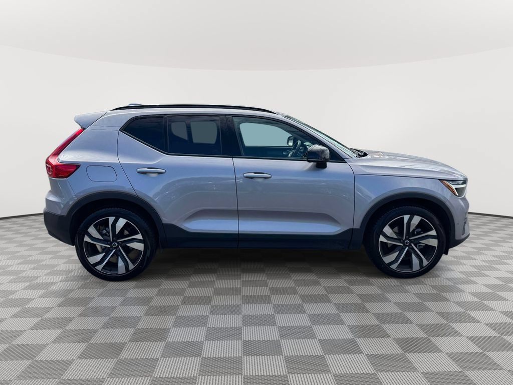 Used 2026 Volvo XC40 B5 Plus w/ Protection Package Premier AWD/4WD image 3
