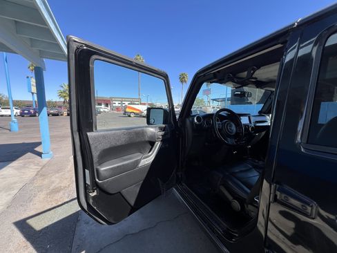 Used 2012 Jeep Wrangler Unlimited Rubicon w/ Connectivity Group image 9