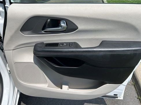 Used 2023 Chrysler Pacifica Touring-L FWD image 51