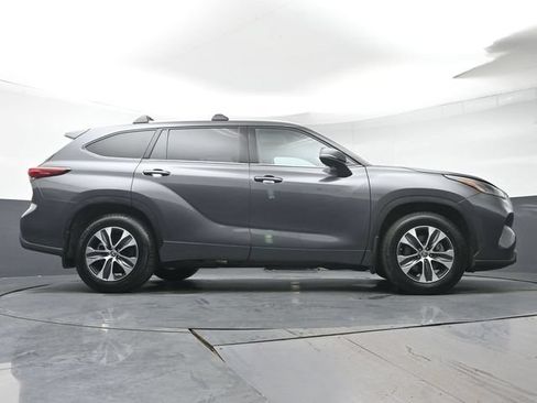 Used 2022 Toyota Highlander XLE AWD/4WD image 33