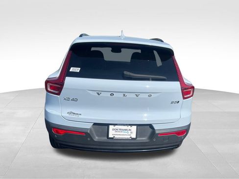 Used 2024 Volvo XC40 B5 Core AWD/4WD image 4