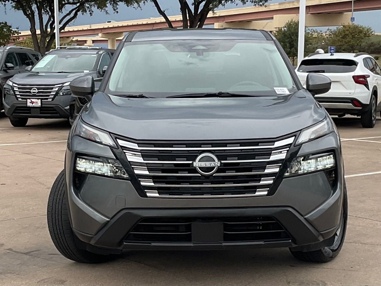 Used 2025 Nissan Rogue SV FWD image 2