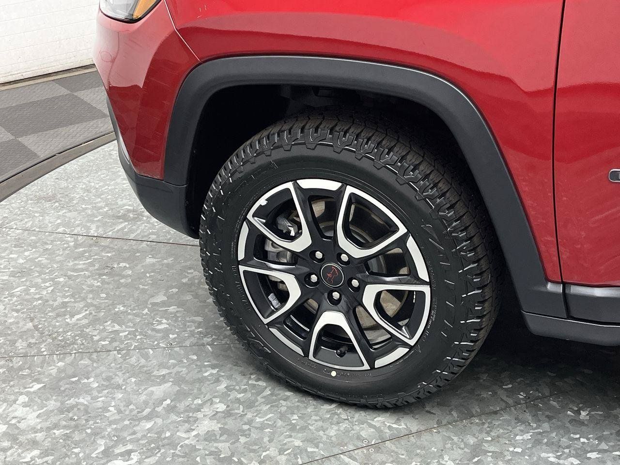 Used 2025 Jeep Compass Trailhawk AWD/4WD image 28