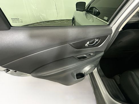 Used 2017 Nissan Rogue SV w/ SV Premium Package image 24