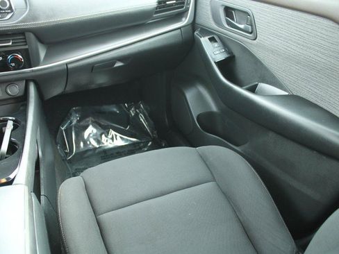 Used 2023 Nissan Rogue S image 17