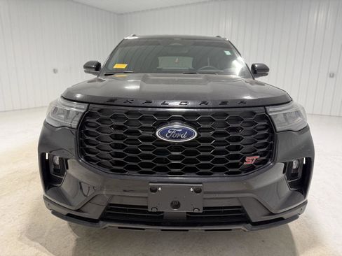 Used 2025 Ford Explorer ST image 2