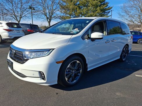 Used 2023 Honda Odyssey Elite image 3